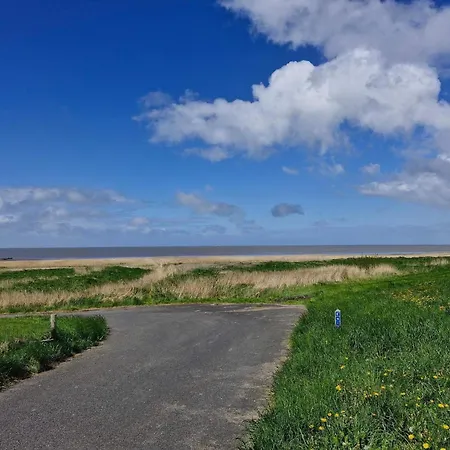 Modern Seaside Retreat - By Traum بيت للعطل Emmerlev