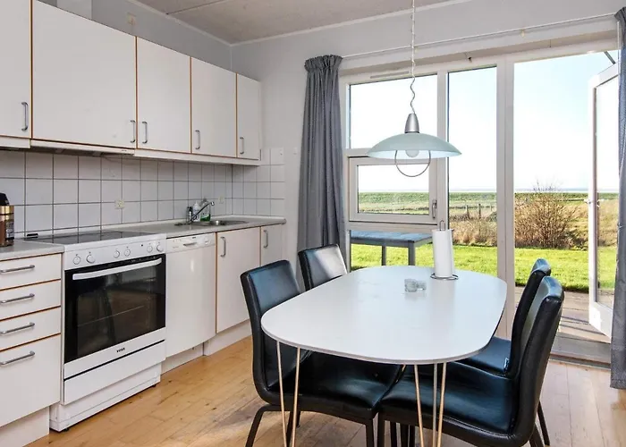 Modern Seaside Retreat - By Traum بيت للعطل Emmerlev