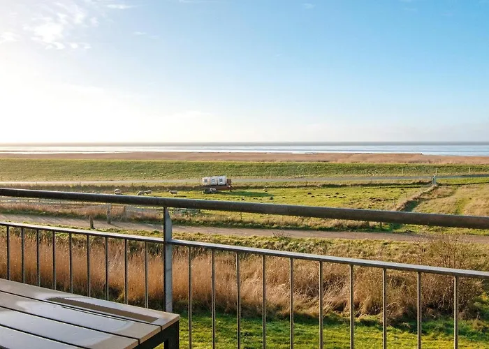 Modern Seaside Retreat - By Traum بيت للعطل *