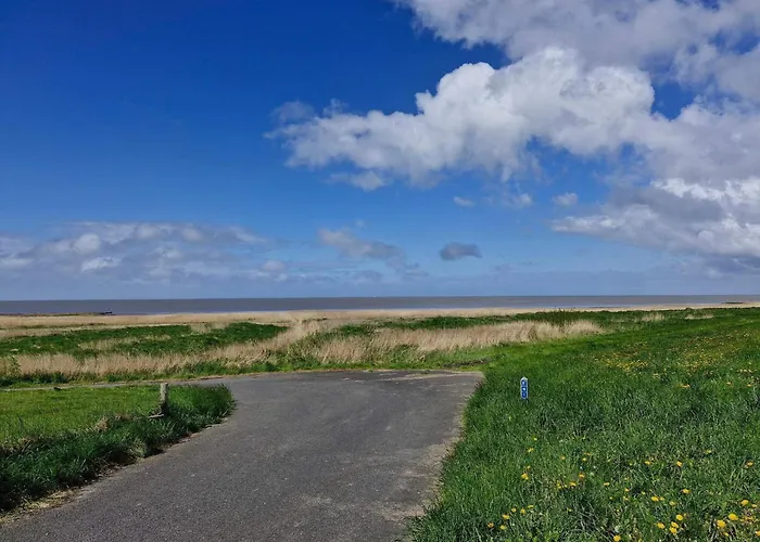 Modern Seaside Retreat - By Traum بيت للعطل Emmerlev