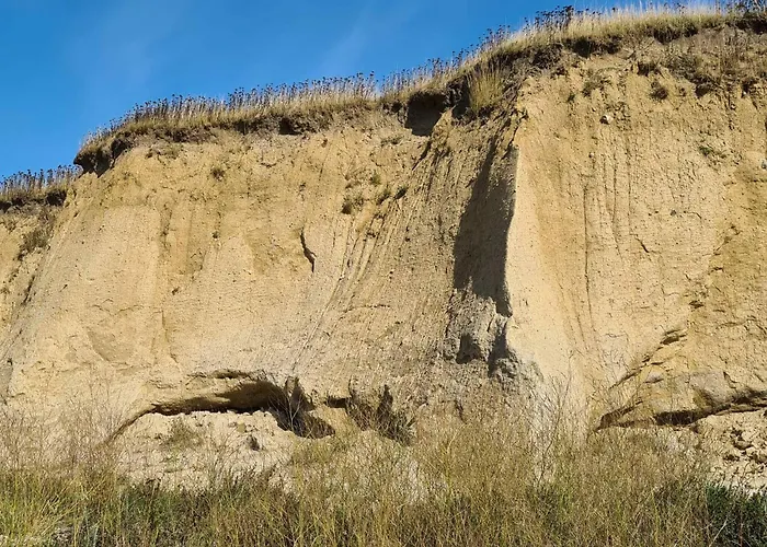 Modern Seaside Retreat - By Traum بيت للعطل Emmerlev