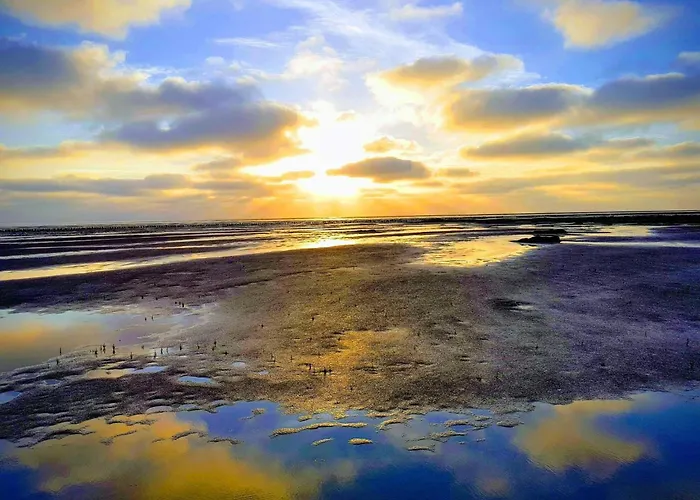 Modern Seaside Retreat - By Traum بيت للعطل *